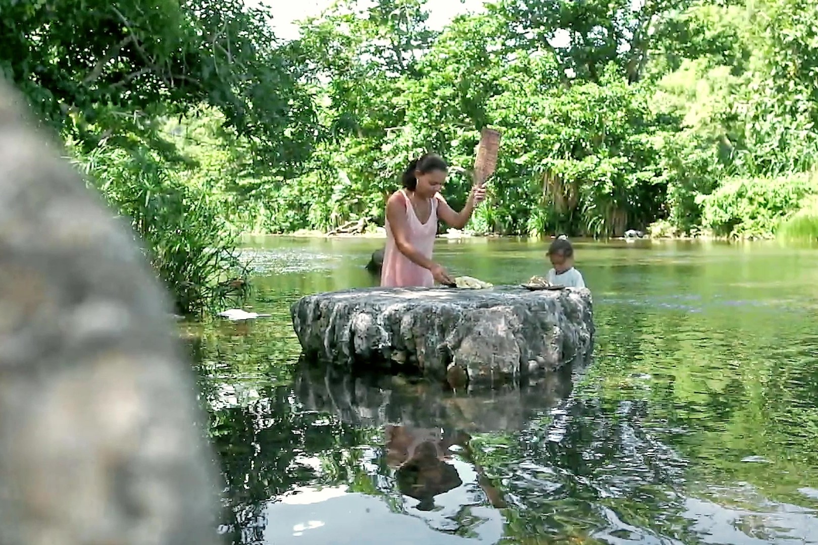 Wäsche waschen im Fluss Baracoa Kuba